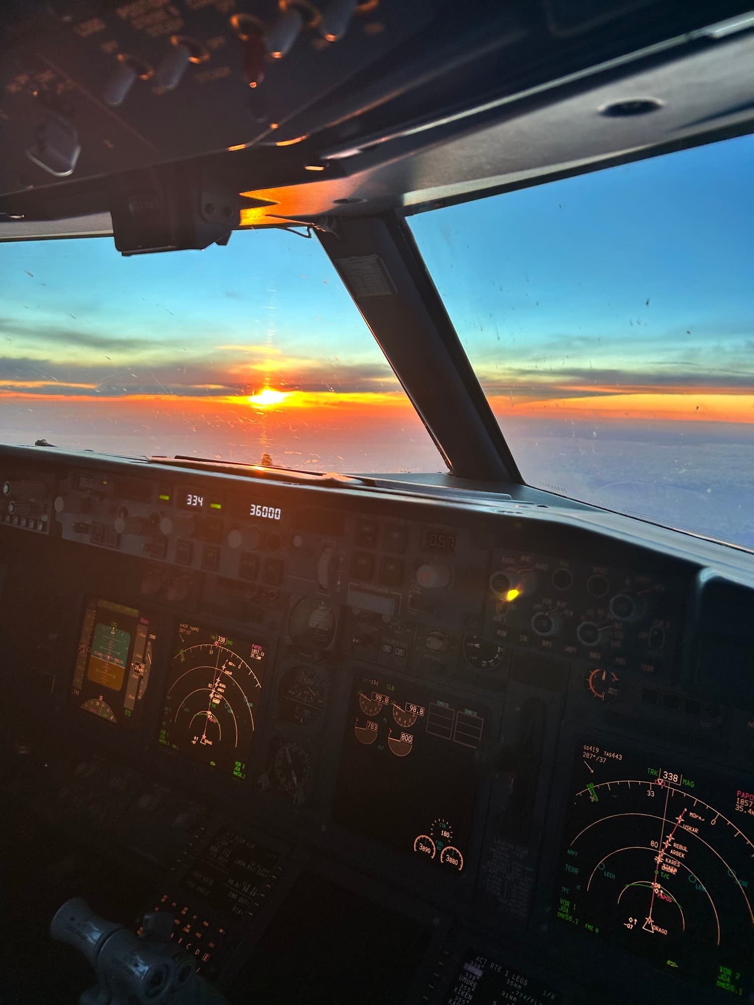 Atardecer aeronáutico como apoyo visual de la guía Cómo ser piloto